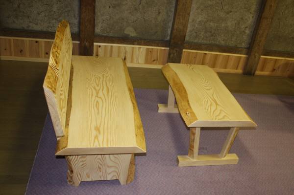 モミで造ったベンチとテーブル